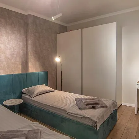 Tina's 2 Bedroom Top Central *